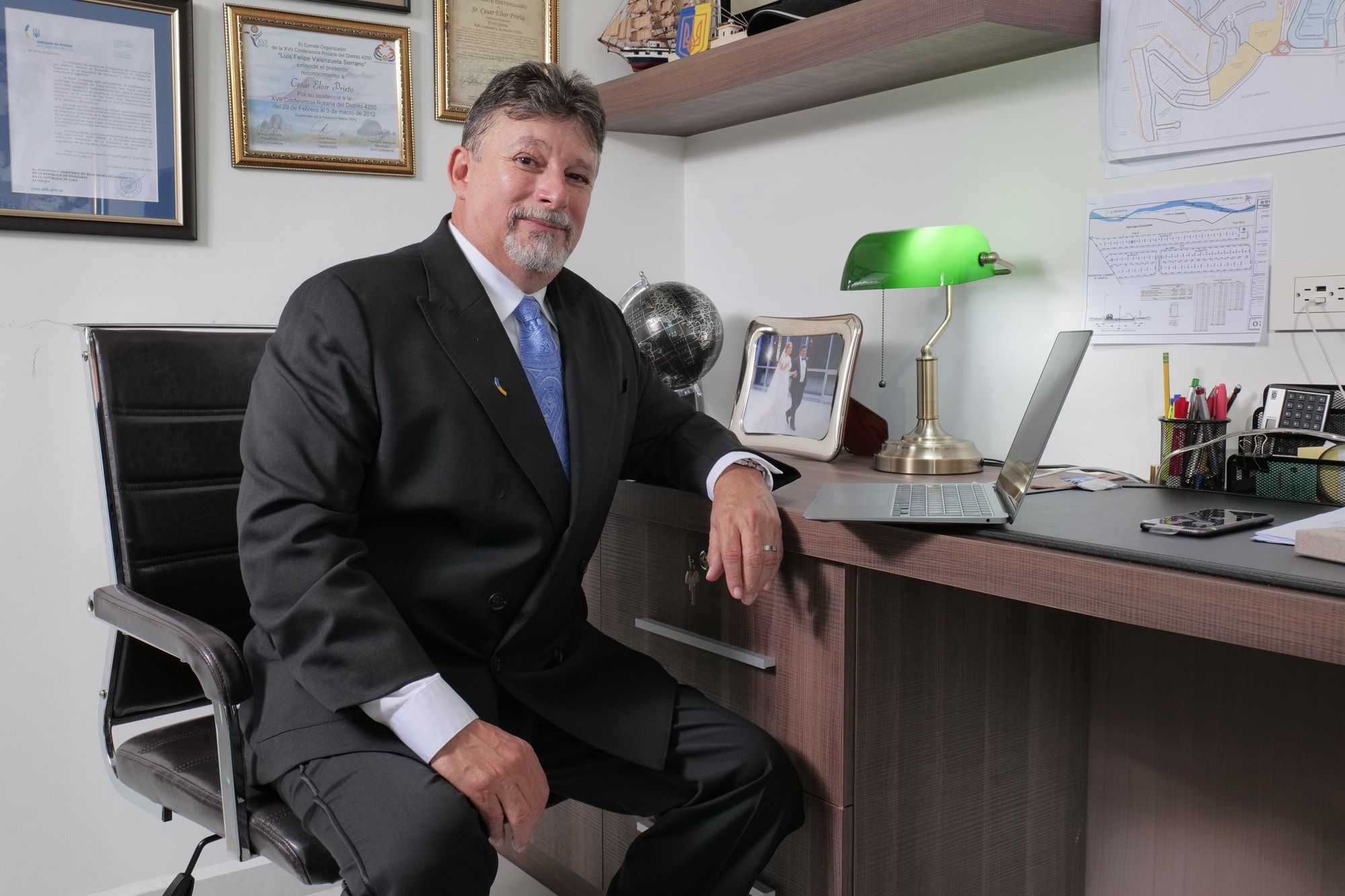 César Octavio Elvir Prieto en su oficina