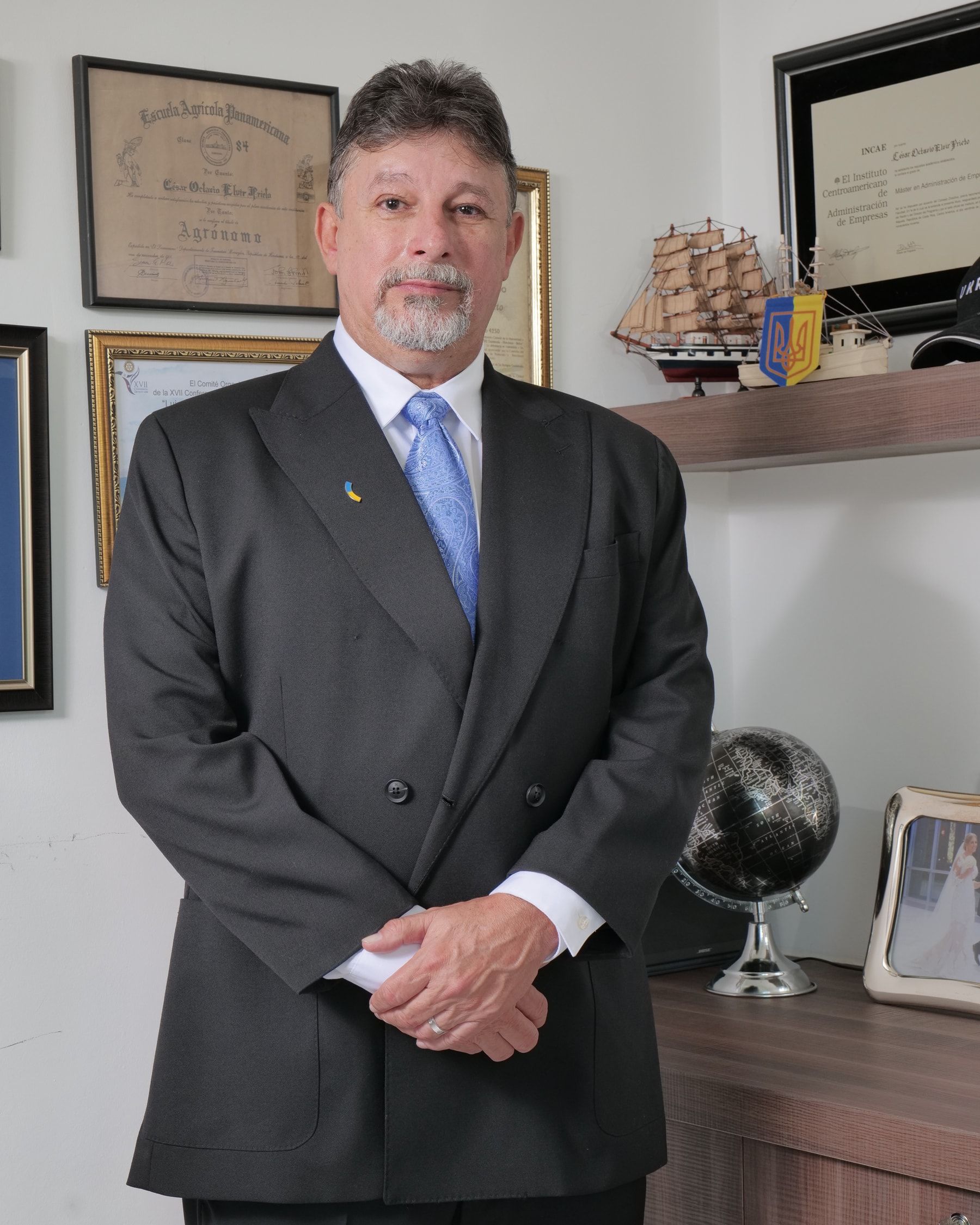 César Octavio Elvir Prieto junto a sus diplomas y reconocimientos